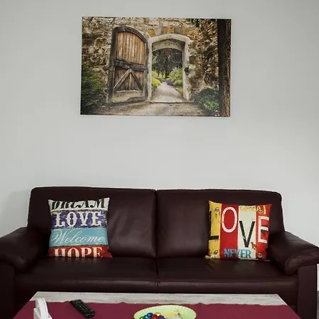 Exklusive Mit Balkon, 2 Schlafzimmer Im Haus Sertuerner * Айнбек